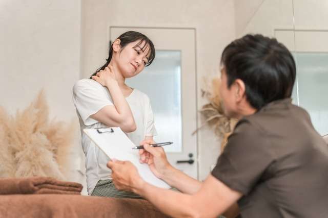 ほうれい線に悩んだら「巻き肩」を疑え？速攻小顔