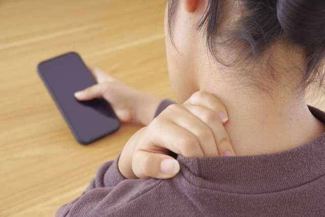 その不調、実は「スマホ首」が原因かもしれません？