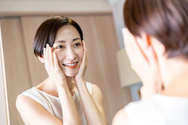 顔のコリが老け顔を作る？ツヤ肌を手に入れる方法