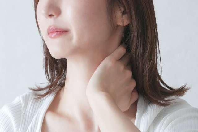 首が太く短くなった？老け見えの原因埋もれ首を解消
