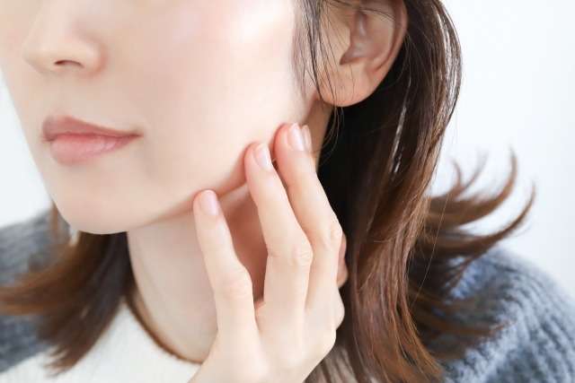 姿勢の崩れが原因?お顔の「たるみ・二重アゴ」の盲点
