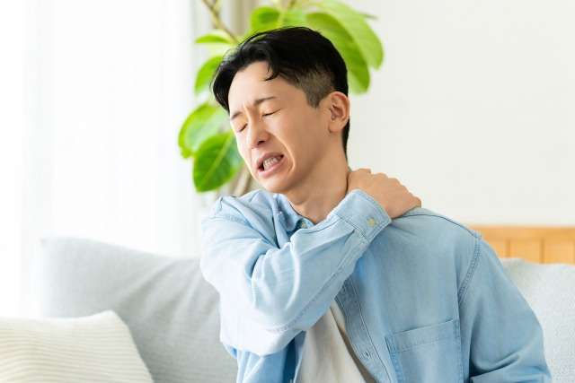 猫背は背中だけの問題?